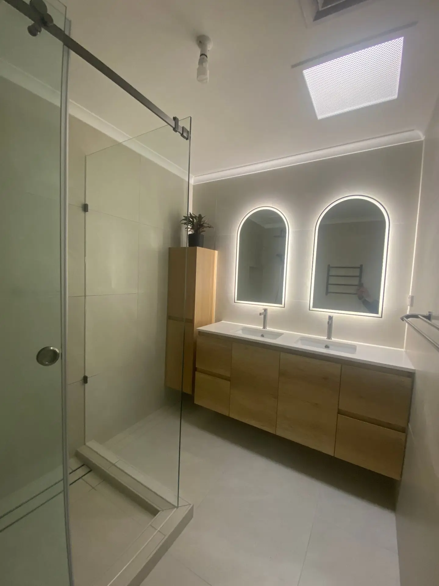 Templestowe · Modern Barn Door Ensuite